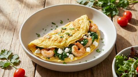 Low Carb Omelett mit Garnelen, Spinat und Feta