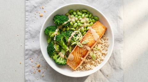 High Protein Lachs-Bowl mit Brokkoli, Edamame und Miso-Dressing