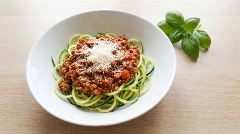 Meal Prep Truthahn-Bolognese mit Zucchini-Nudeln und Parmesan