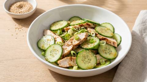Gurkensalat mit Sesamhuhn